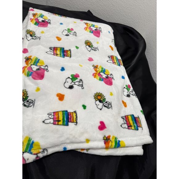 Peanuts Snoopy Plush Throw Blanket Rainbows White Soft Cozy 48"x70" Mint - Picture 5 of 7
